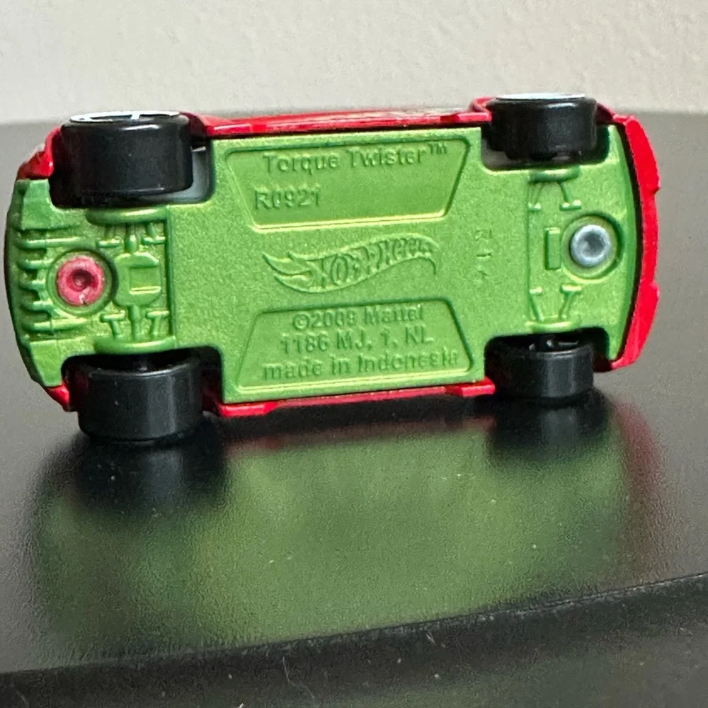 2009 HOT WHEELS TORQUE TWISTER #04 HW RESCUE RED 1:64 DIECAST 2.5" CAR - Picture 11 of 13